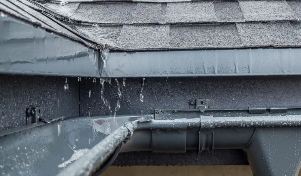Fuite sur une gouttière nécessitant un dépannage en urgence