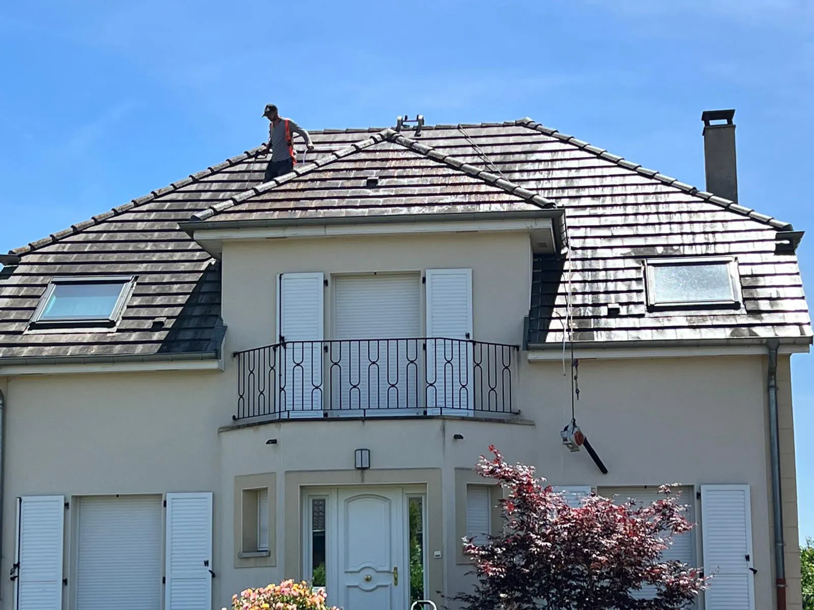 Toiture après démoussage et traitement d'imperméabilisation