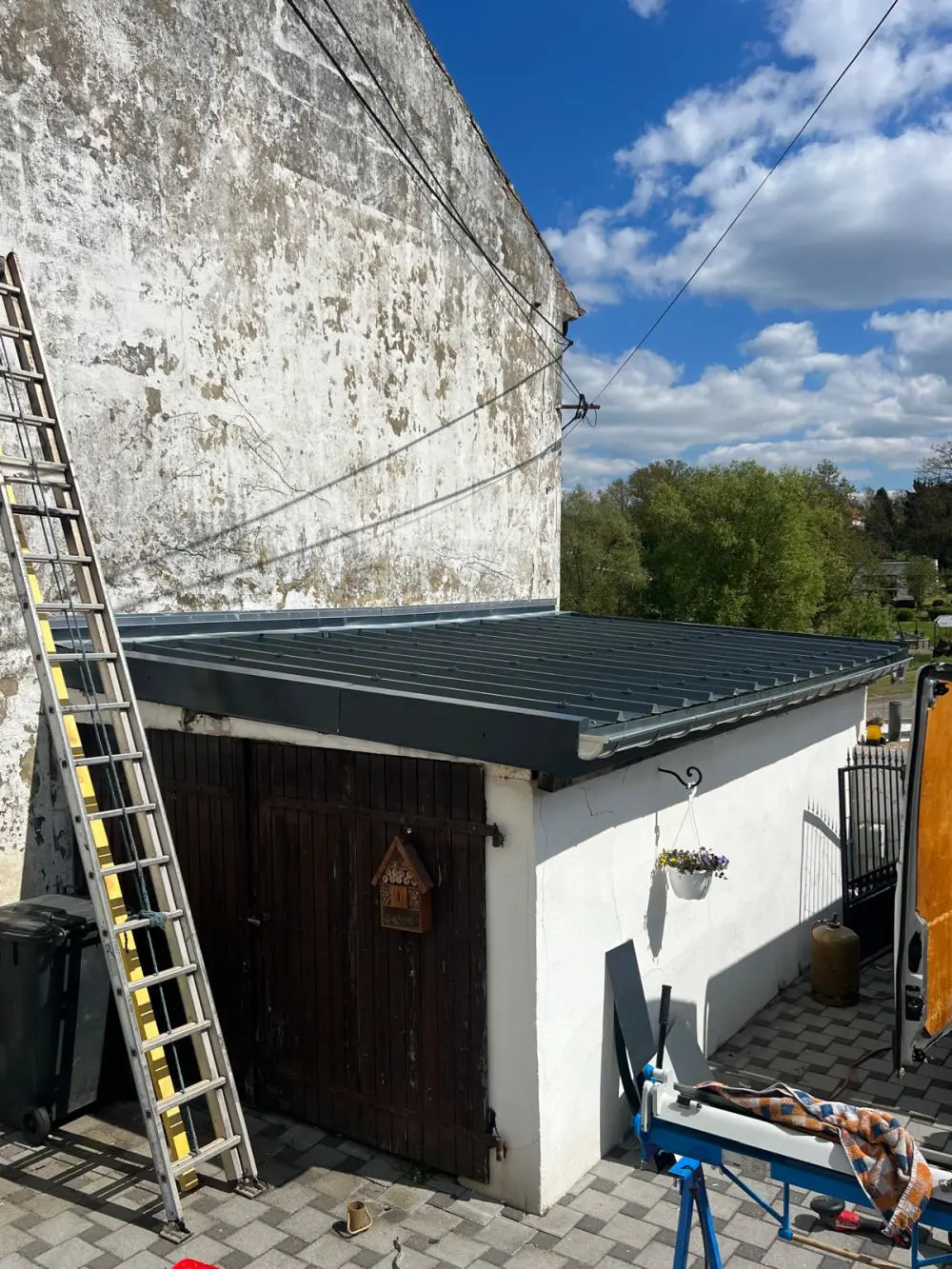 Toiture en cours de rénovation — pose d'un nouvel élément de couverture
