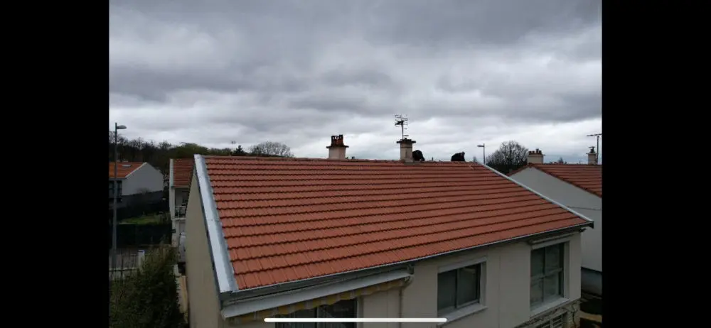 Toiture renovée vue de loin — chantier terminé