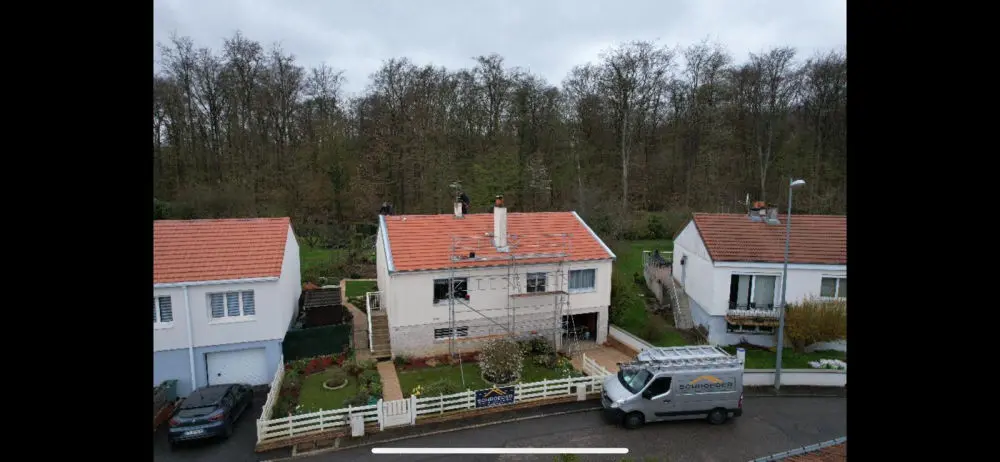 Vue panoramique d'une toiture rénovée par Schroeder Couverture