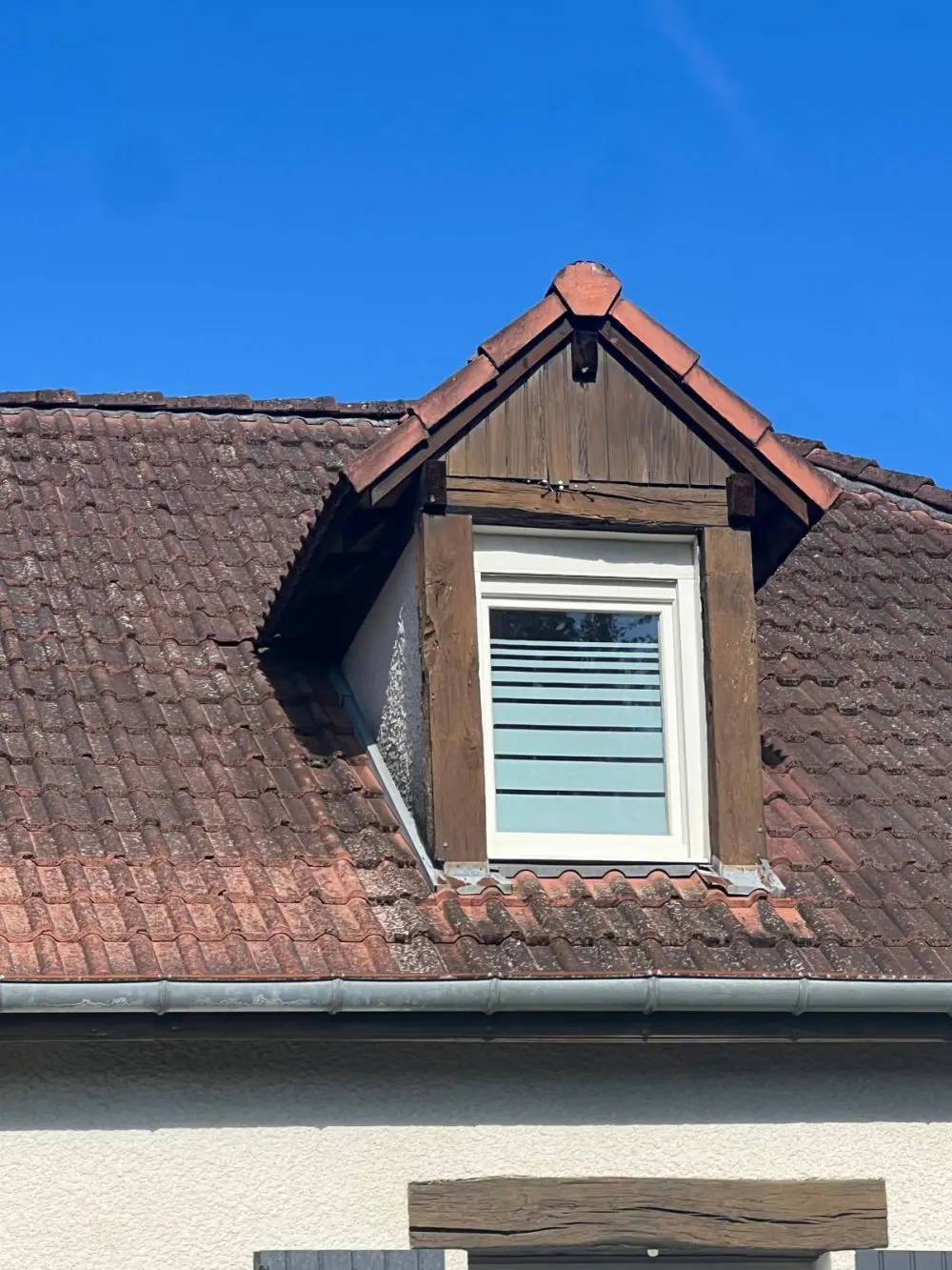 Fenêtre de toit Velux vue depuis l'intérieur — apport de lumière naturelle