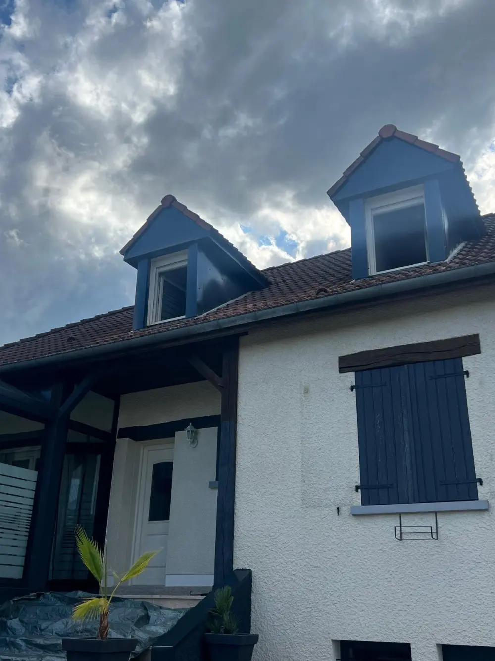 Combles éclairés par une fenêtre de toit Velux