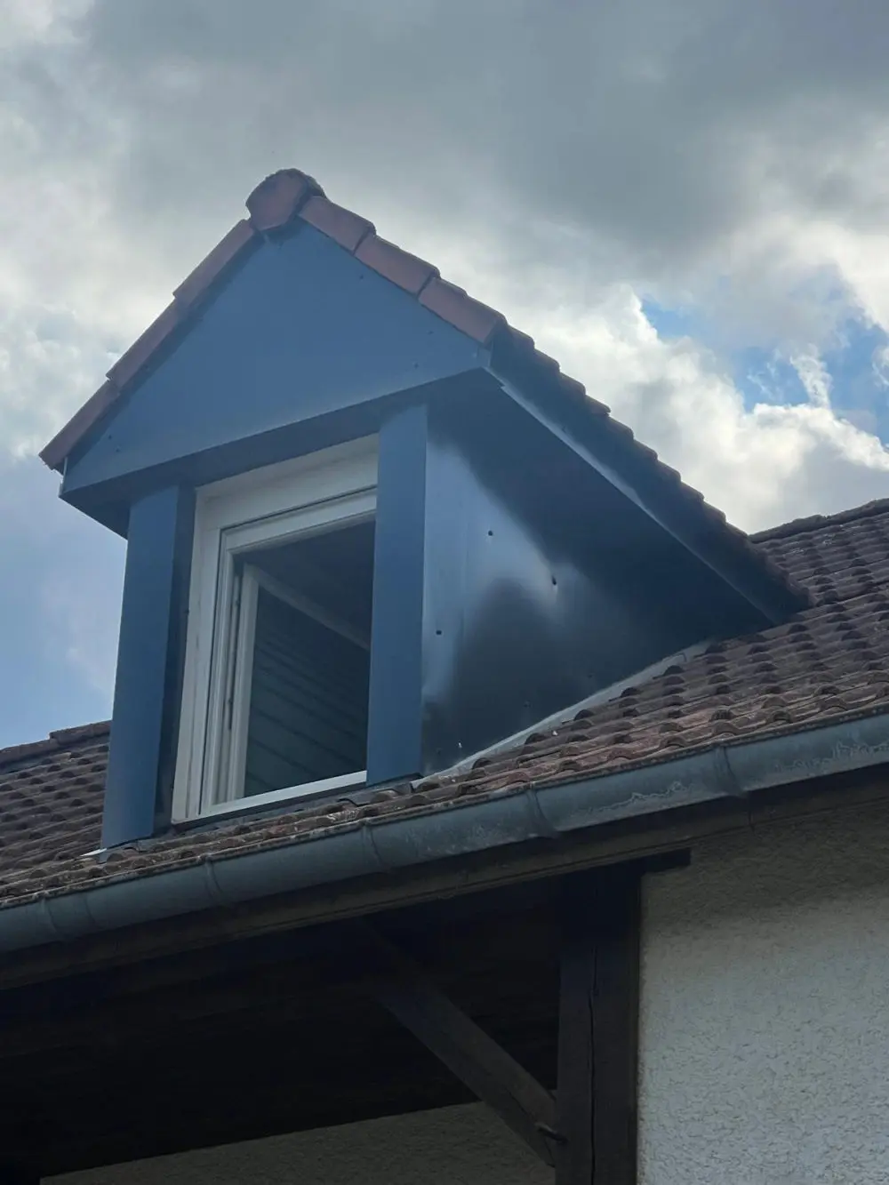 Détail d'étanchéité autour d'une fenêtre de toit Velux
