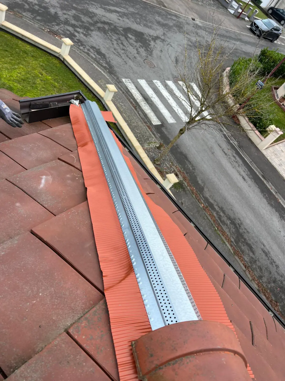 Détail du faîtage rénové à Dippach (Luxembourg) — travaux Schroeder Couverture