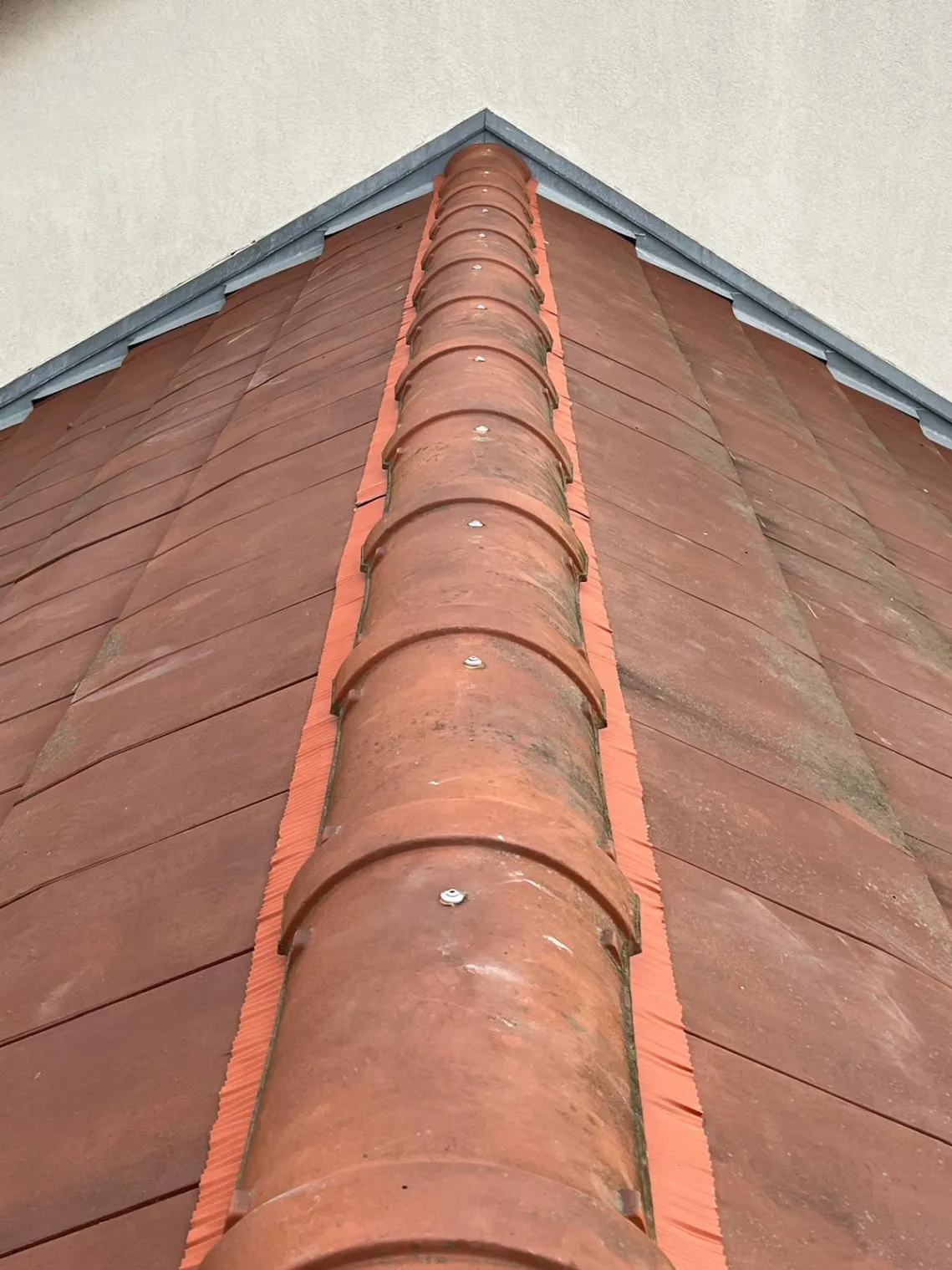 Closoir neuf posé sur la toiture d'une maison à Dippach (Luxembourg)