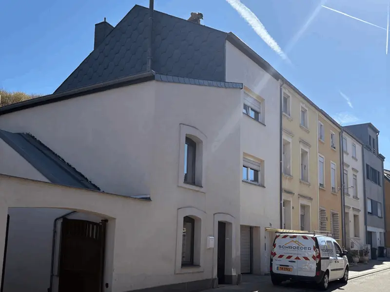 Toiture rénovée après nettoyage à Esch-sur-Alzette (Luxembourg)