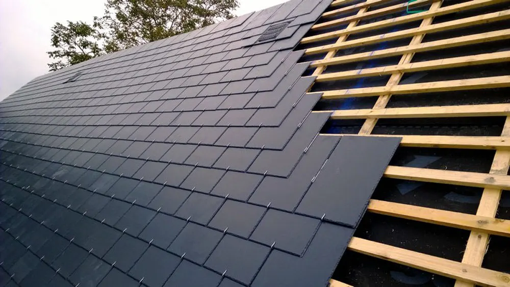 Rénovation de toiture en cours — pose de nouvelles tuiles