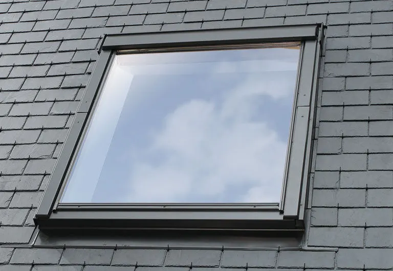 Fenêtre de toit Velux installée sur une toiture en tuiles